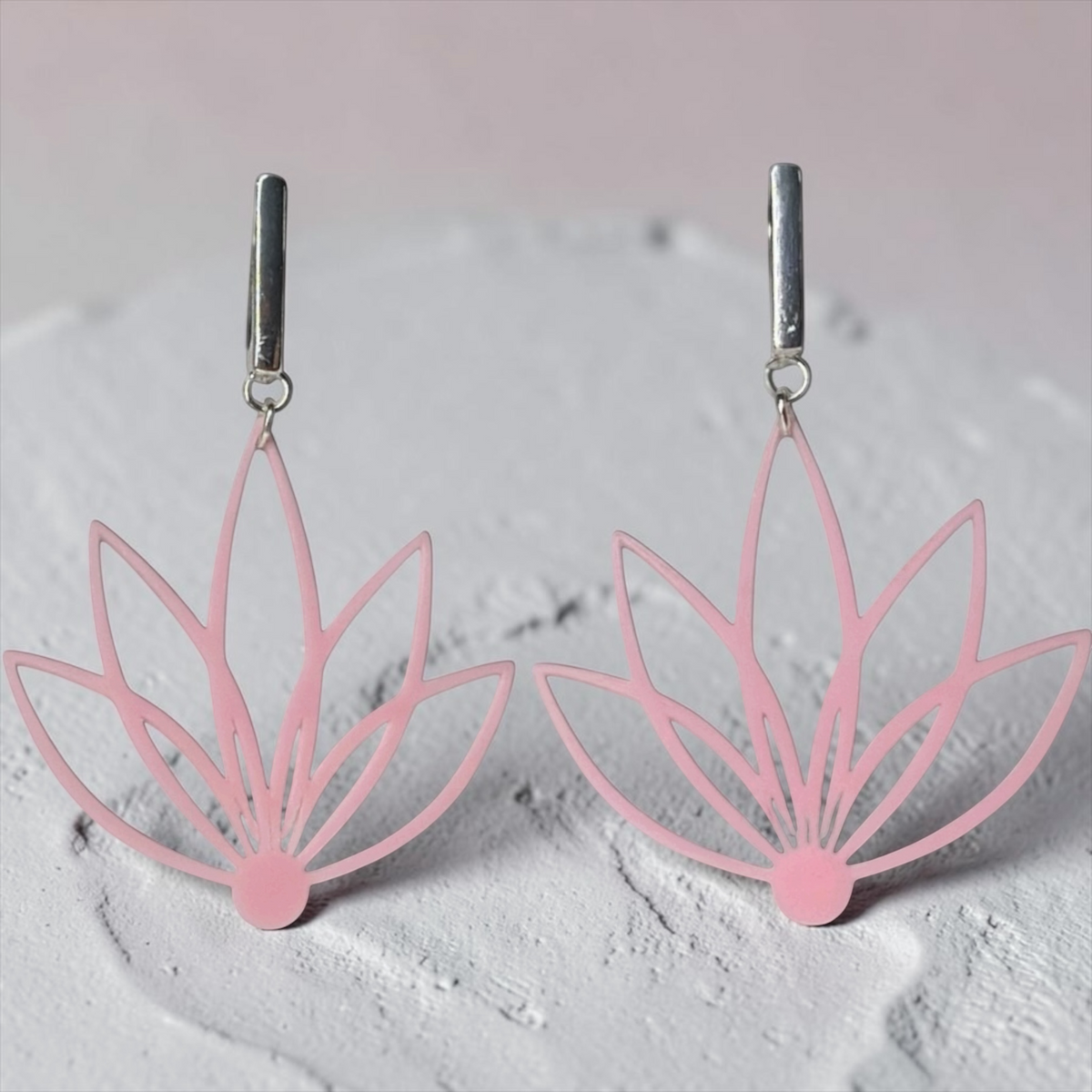 Bloom Line – Floral Drop mit feinsilberplattierten Brisuren
