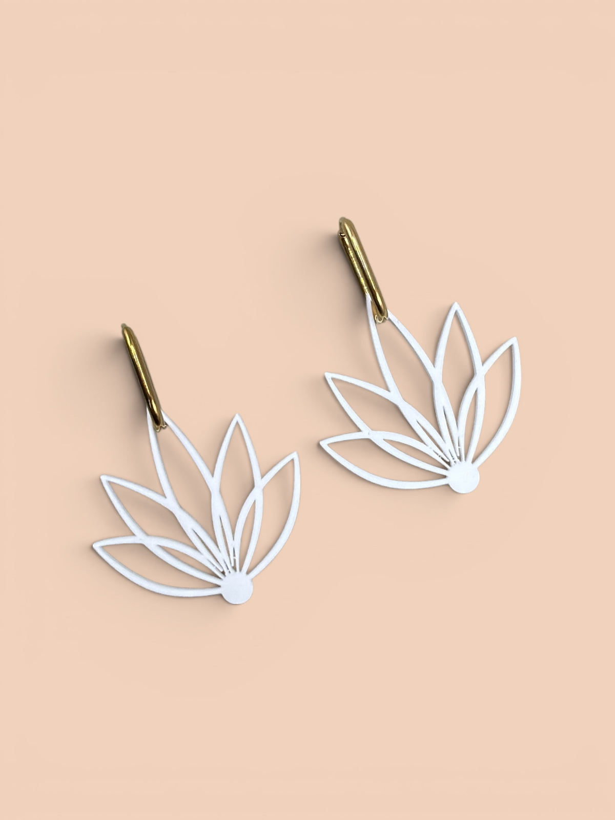 RISITEC - Timeless By Design Bloom Line Ohrringe mit weißen floralen Anhängern und 18K vergoldeten ovalen Creolen
