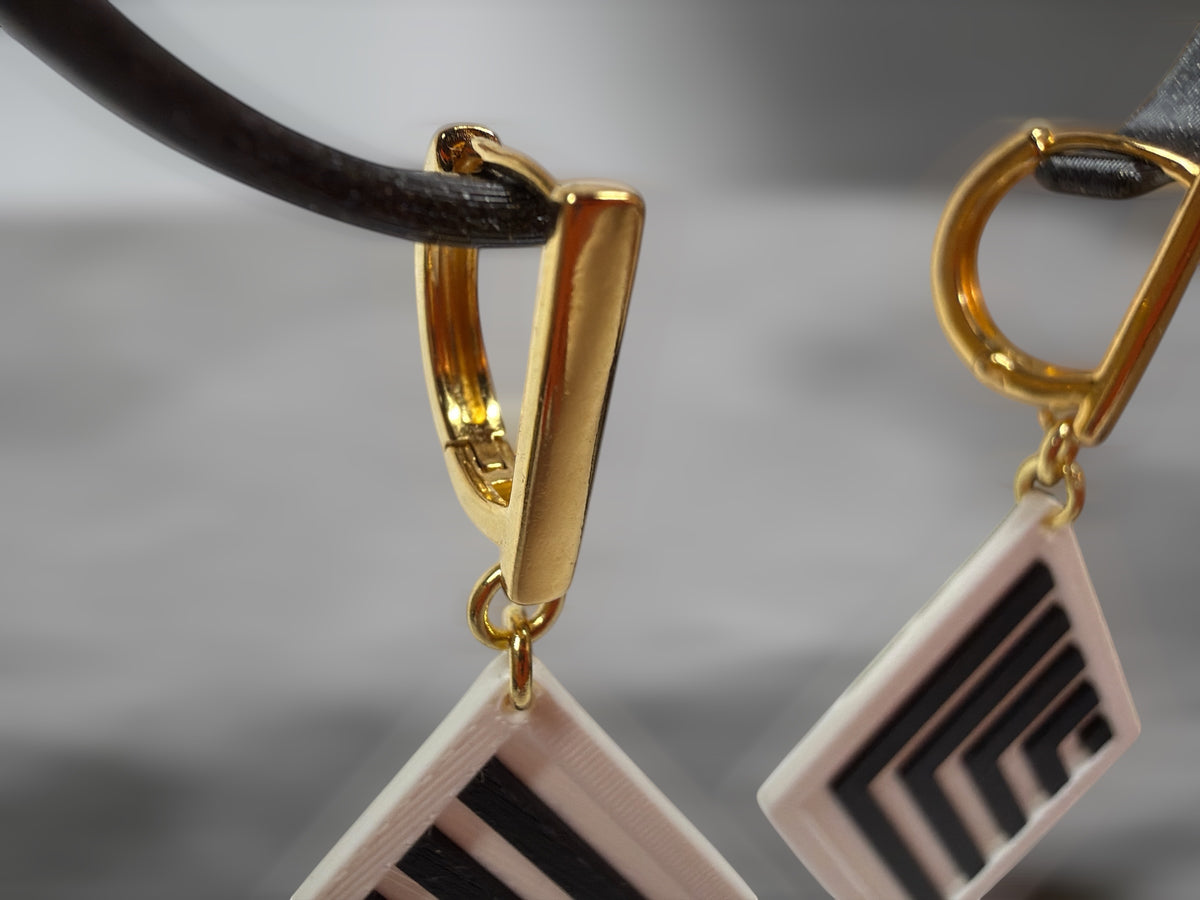 RISITEC - Timeless By Design Geo Line Diamond Drop Ohrringe mit 24K-vergoldeten Creolen in Schwarz und Weiß