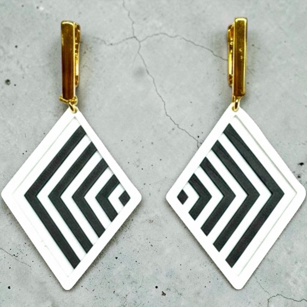 RISITEC - Timeless By Design Geo Line Ohrringe mit schwarz-weißem Rautenmuster und 24K-vergoldeten Creolen
