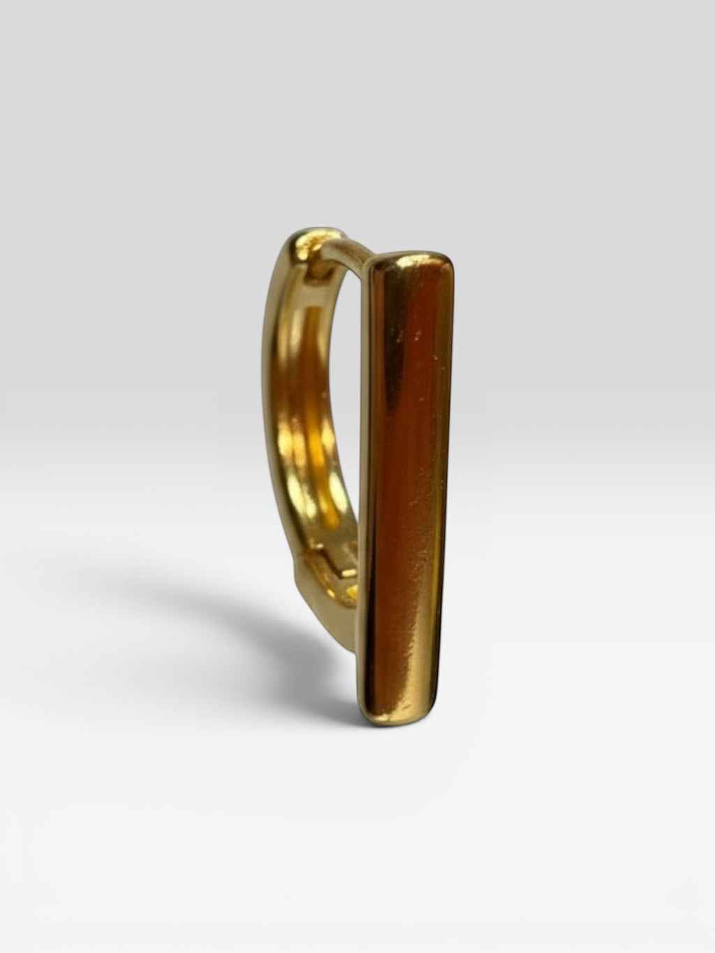 RISITEC - Timeless By Design 24K vergoldete Creolen mit glänzendem Stab-Anhänger in minimalistischem Gold-Design