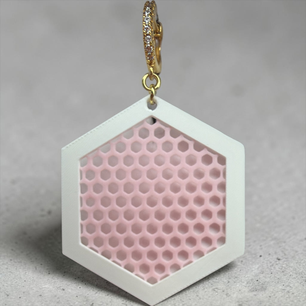 RISITEC - Timeless By Design Hexagon Ohrring mit weißem Rahmen, rosa Wabenmuster und 24K vergoldeter Zirkonia-Creole