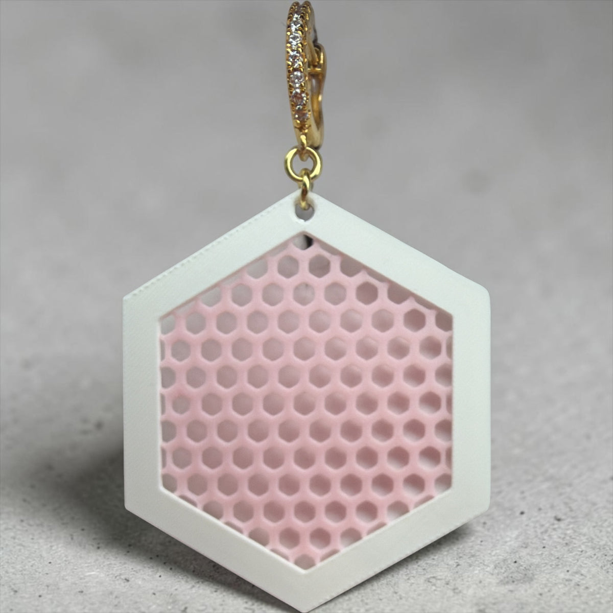 RISITEC - Timeless By Design Hexagon Ohrring mit weißem Rahmen, rosa Wabenmuster und 24K vergoldeter Zirkonia-Creole
