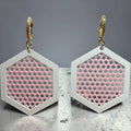 RISITEC - Timeless By Design geometrische Hexagon-Ohrringe in Weiß und Rosa mit 24K vergoldeten Zirkonia-Creolen