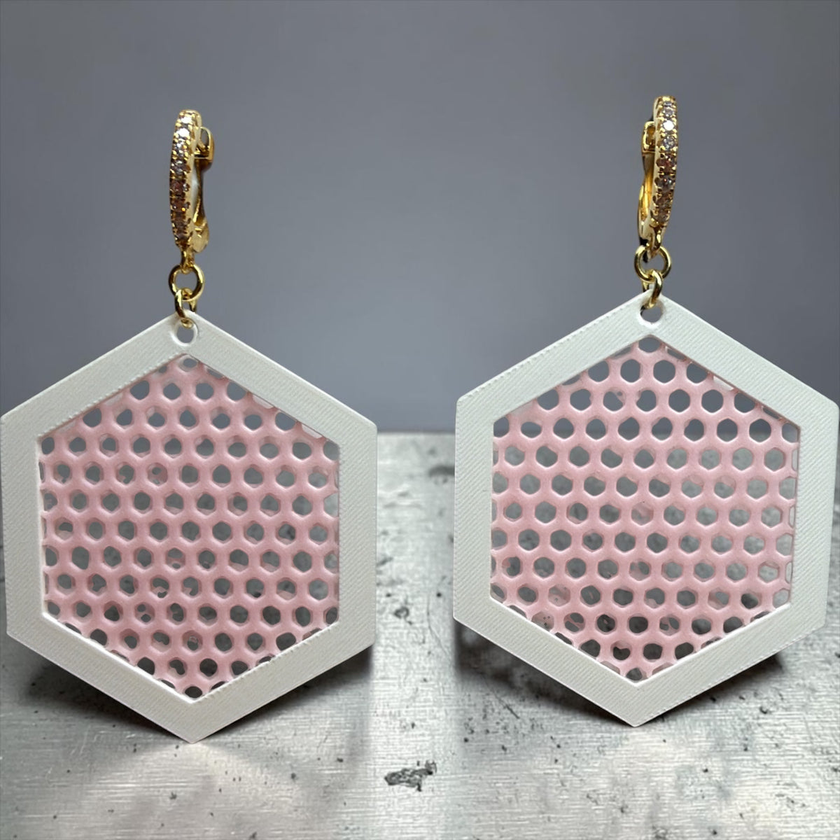 RISITEC - Timeless By Design geometrische Hexagon-Ohrringe in Weiß und Rosa mit 24K vergoldeten Zirkonia-Creolen