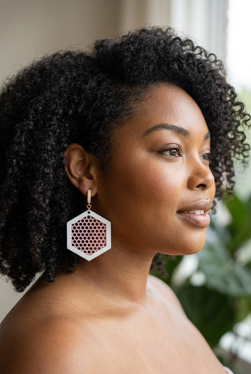 RISITEC - Timeless By Design geometrische Hexagon-Ohrringe in Weiß und Rosa mit 24K vergoldeten Creolen an einem Model