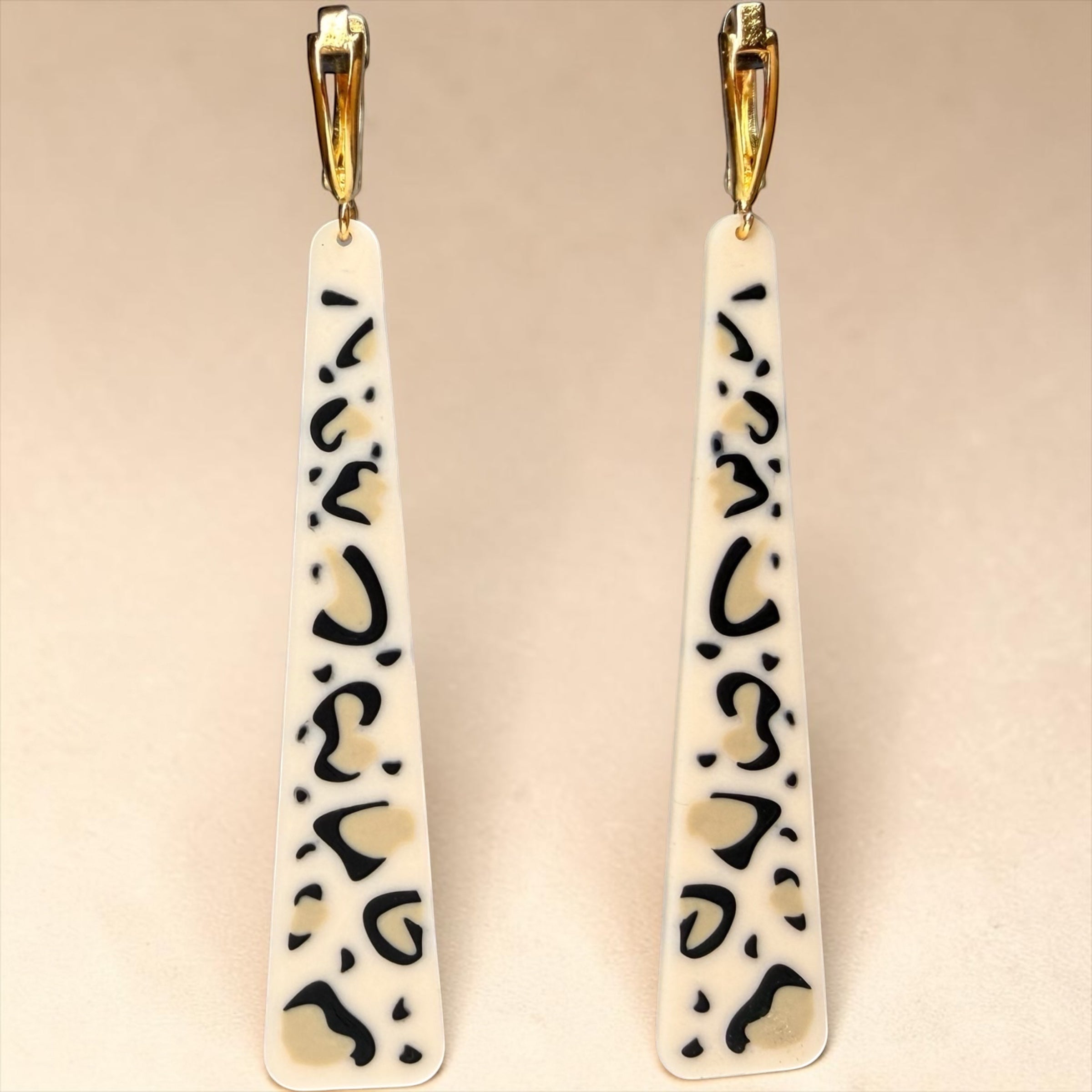 RISITEC - Timeless By Design Leo Line Ohrringe mit schlankem Leopardenmuster in Creme, Schwarz und Beige, 24K vergoldet