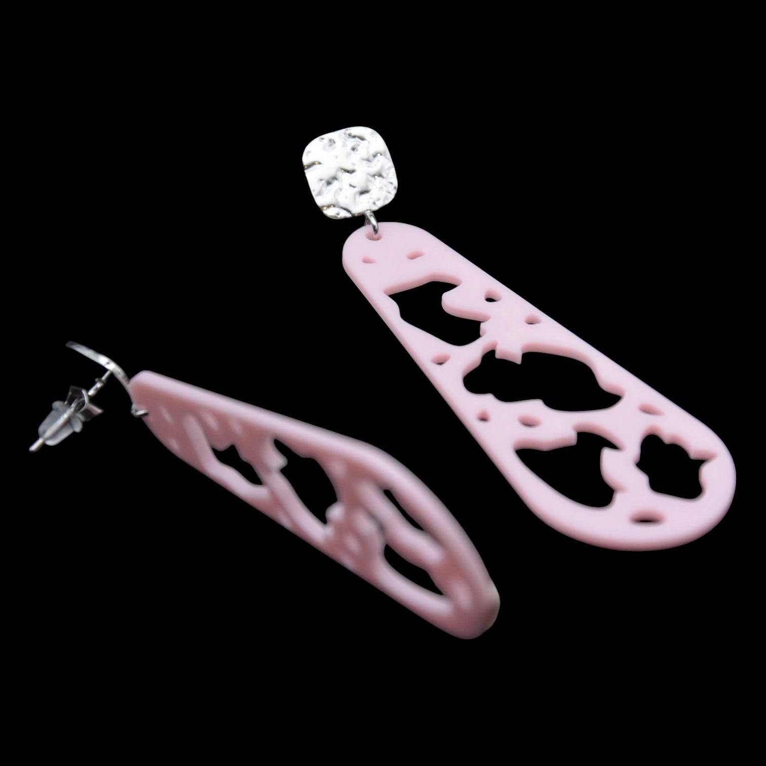 RISITEC - Timeless By Design Leoline Ohrringe in Rosa mit langen, organischen Anhängern und gehämmerten Silbersteckern