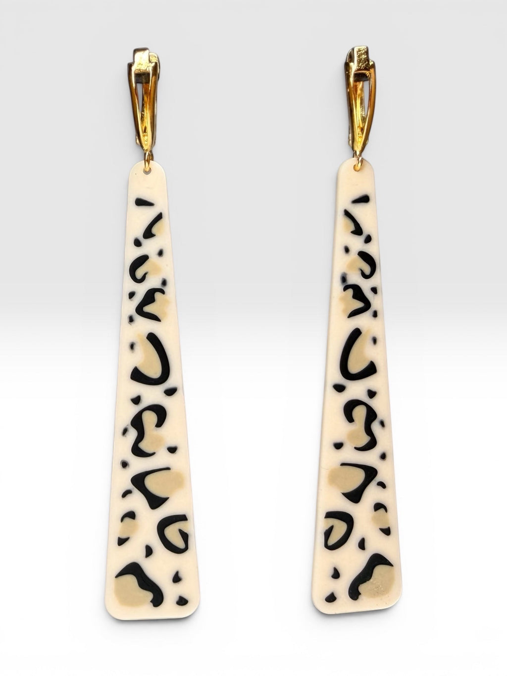 RISITEC - Timeless By Design Leo Line Slim Drop Ohrringe mit Leopardenmuster in Creme, Schwarz und 24K Gold Brisuren