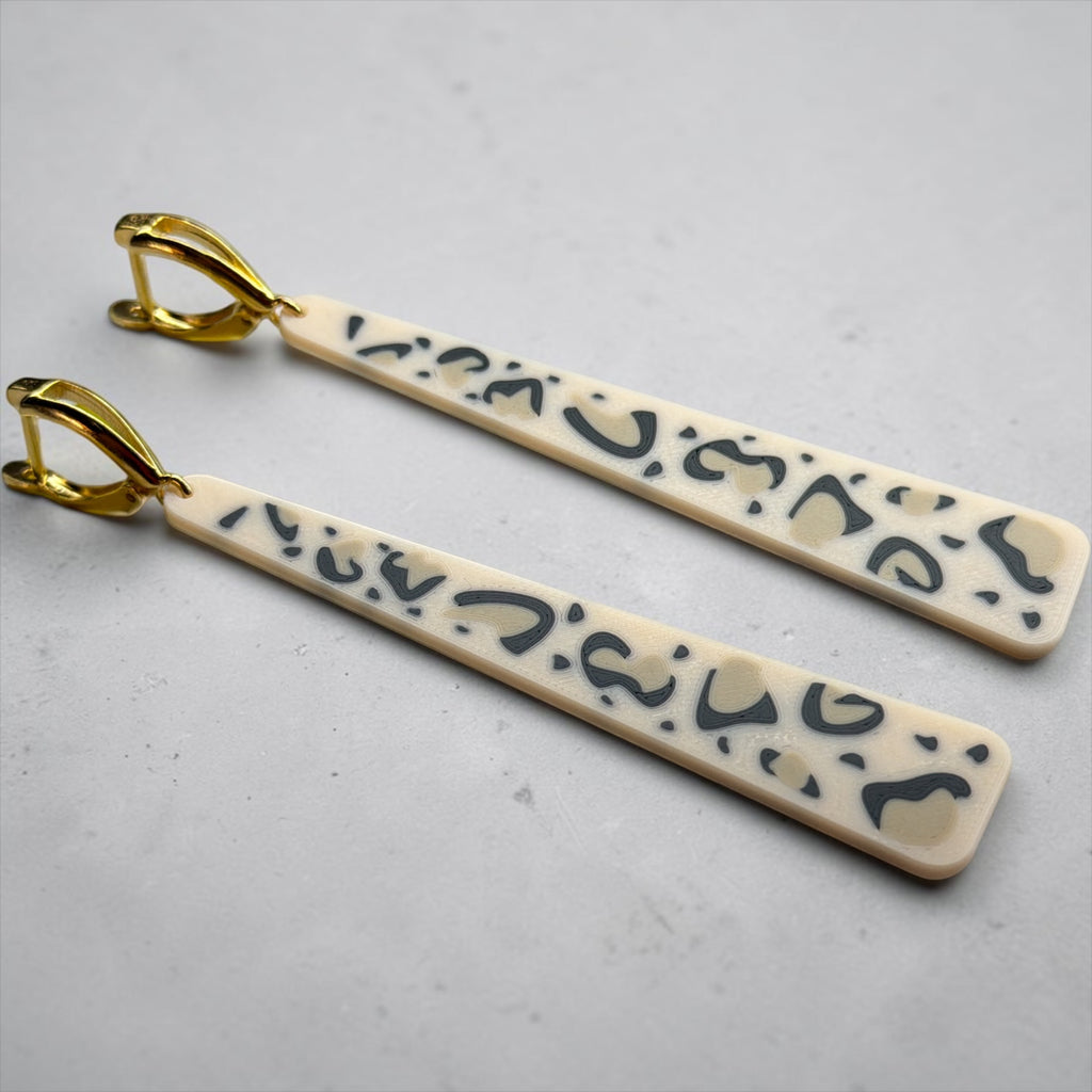 RISITEC - Timeless By Design Leo Line Slim Drop Ohrringe mit 24K vergoldeten Brisuren und Leopardenmuster in Creme