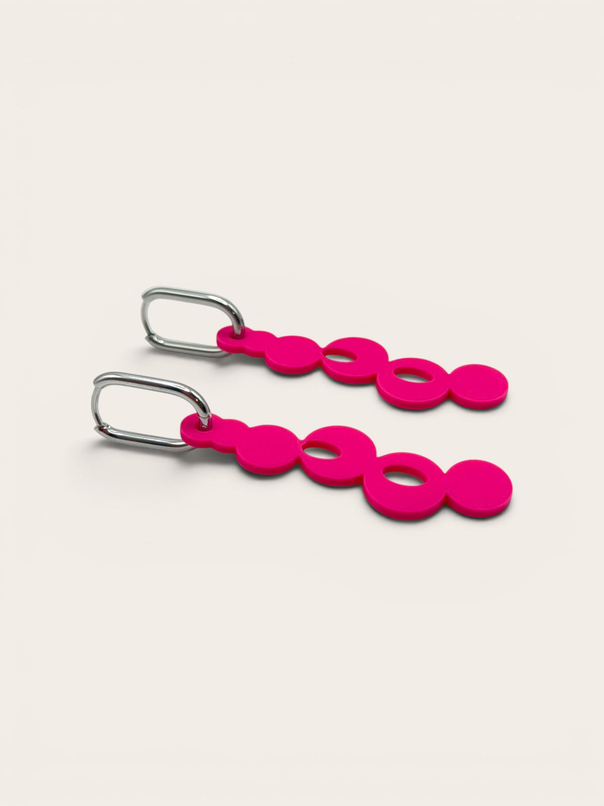 RISITEC - Timeless By Design Bubble Line Ohrringe in Pink mit langen, verbundenen Kreisen und ovalen Edelstahl-Creolen
