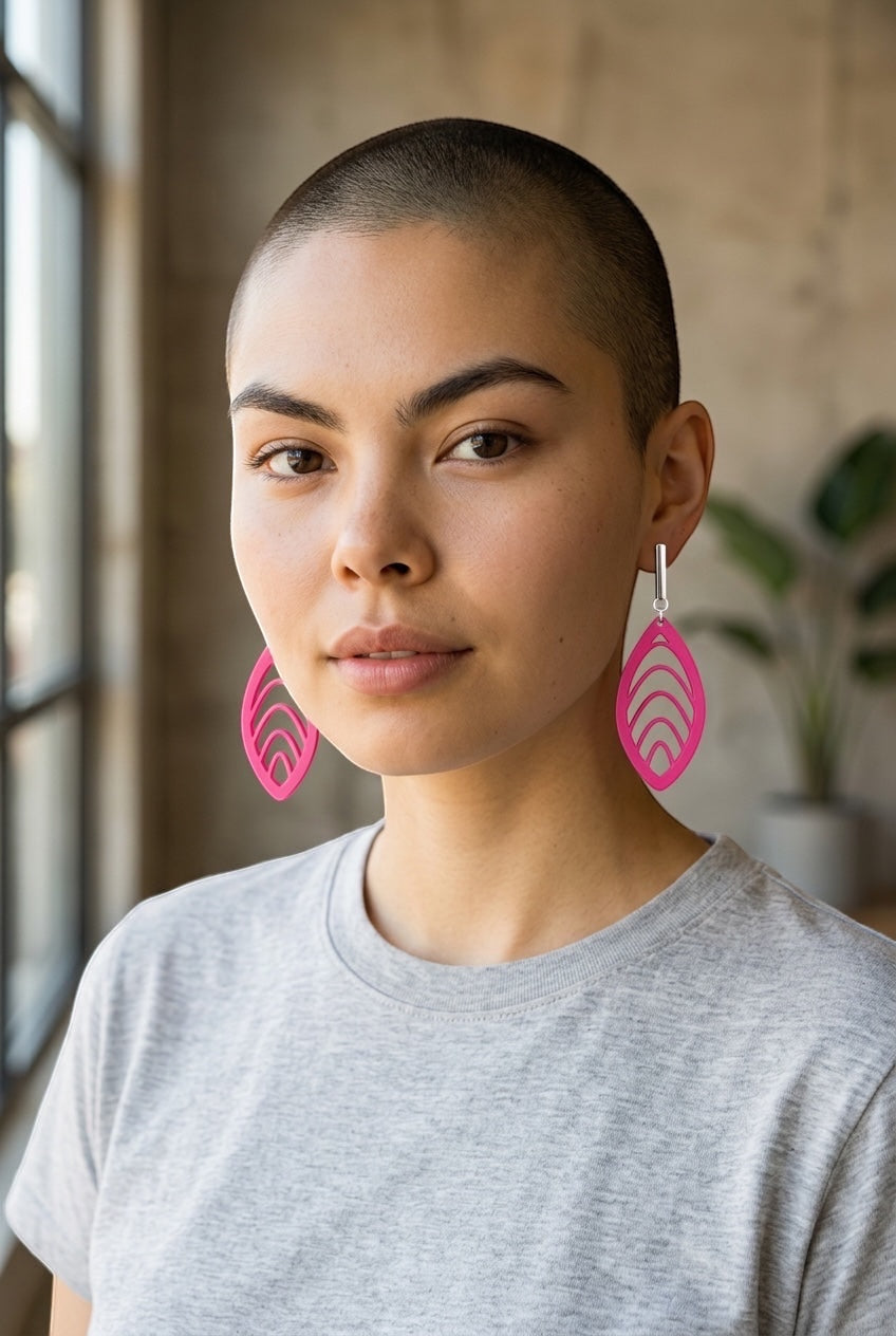 RISITEC - Timeless By Design Statement-Ohrringe in Pink mit organischem Wellenmuster und silbernen Brisuren an einem Model