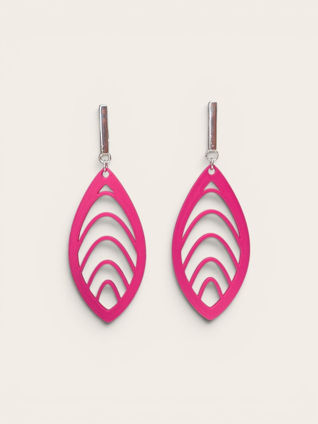 RISITEC - Timeless By Design Wave Line Statement-Ohrringe in Pink mit organischem Wellenmuster und Feinsilber-Brisuren
