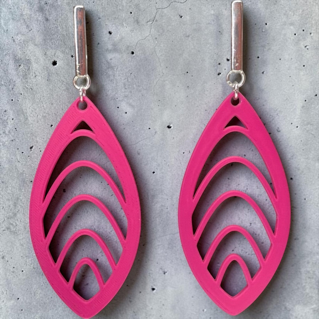 RISITEC - Timeless By Design Wave Line Statement-Ohrringe in leuchtendem Pink mit organischem Linienmuster und Feinsilber-Brisuren.