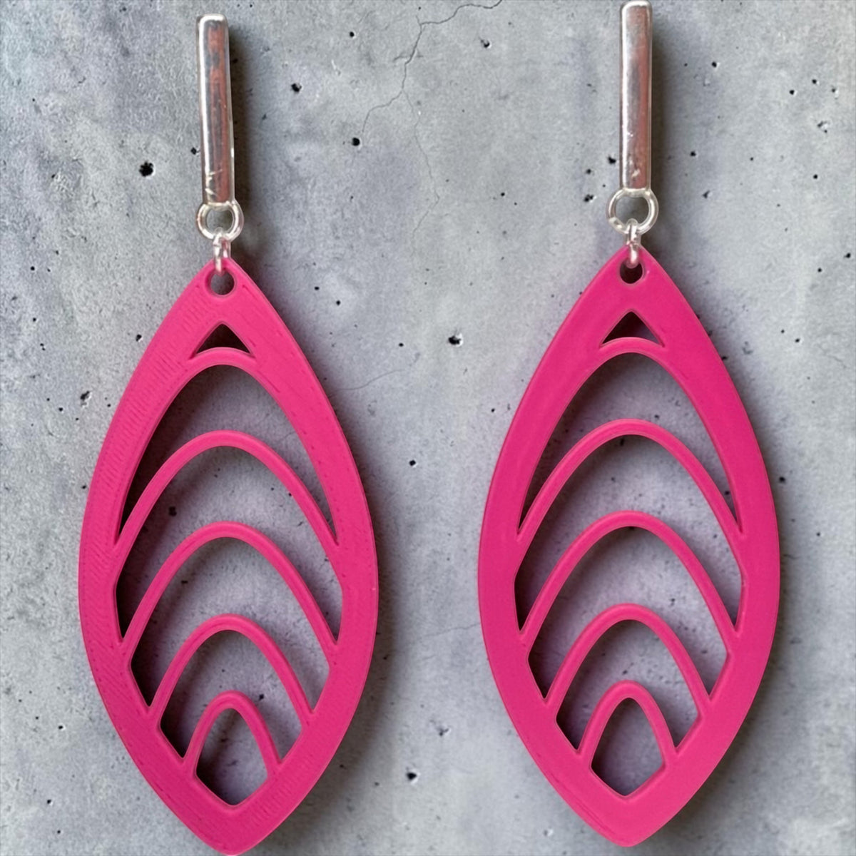 RISITEC - Timeless By Design Wave Line Statement-Ohrringe in leuchtendem Pink mit organischem Linienmuster und Feinsilber-Brisuren.