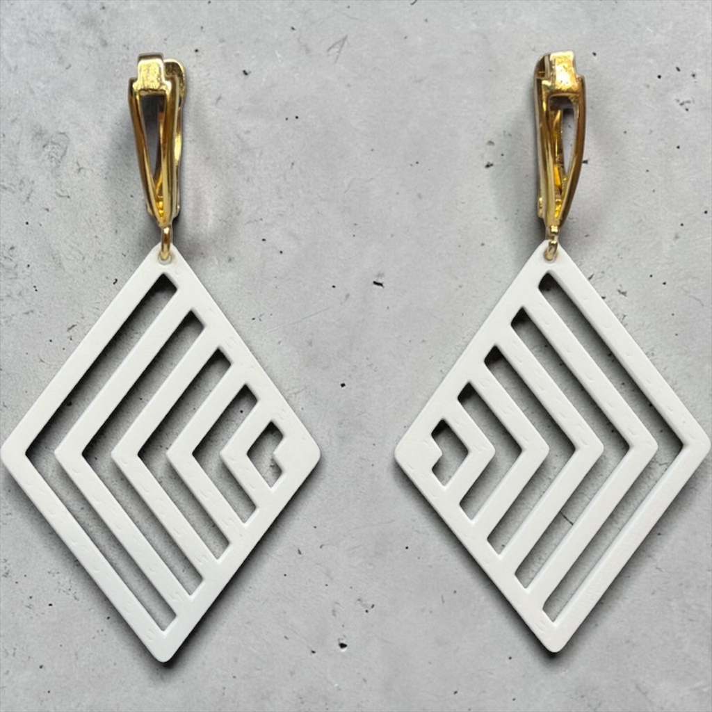 RISITEC - Timeless By Design geometrische Rauten-Ohrringe in Reinweiß mit 24K-vergoldeten Brisuren