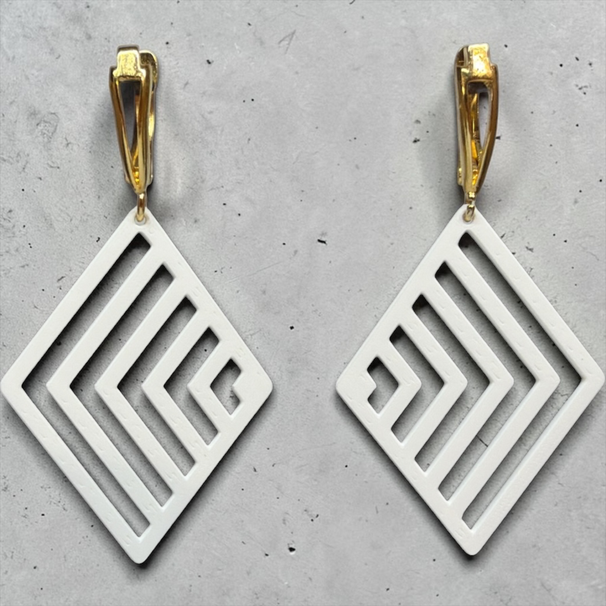 RISITEC - Timeless By Design geometrische Rauten-Ohrringe in Reinweiß mit 24K-vergoldeten Brisuren