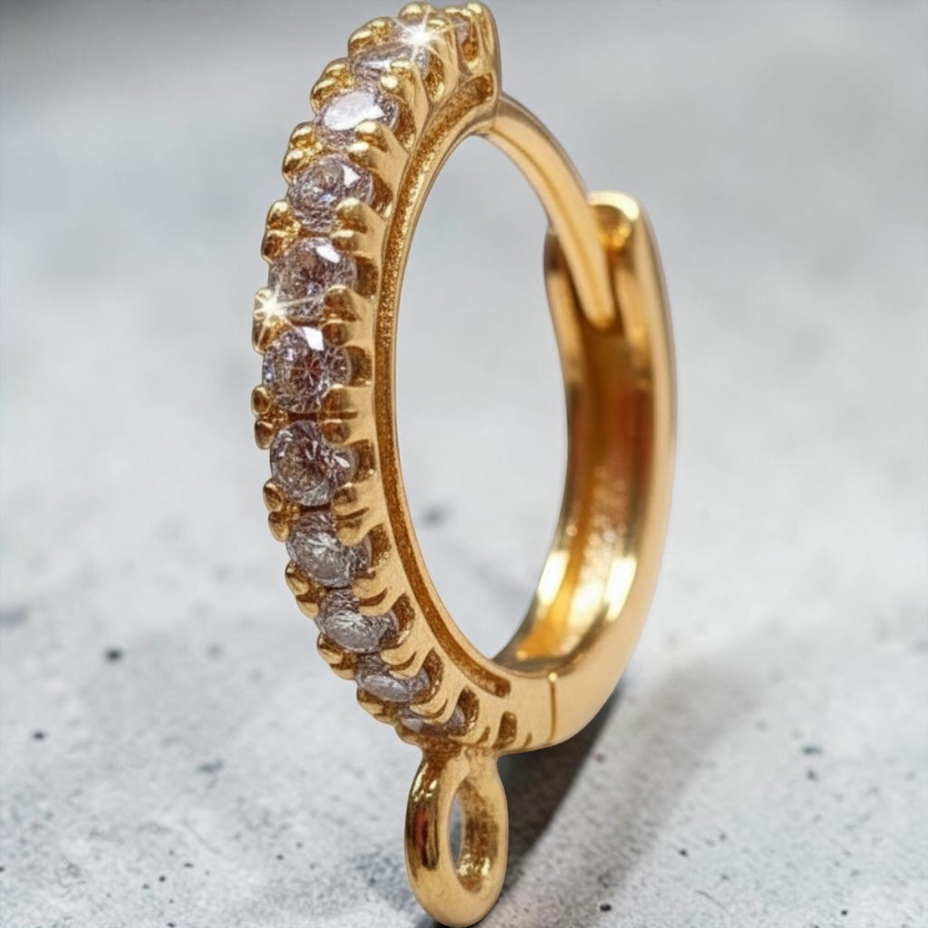 RISITEC - Timeless By Design 24K vergoldete Creolen mit funkelnden Zirkonia-Steinen im Detail
