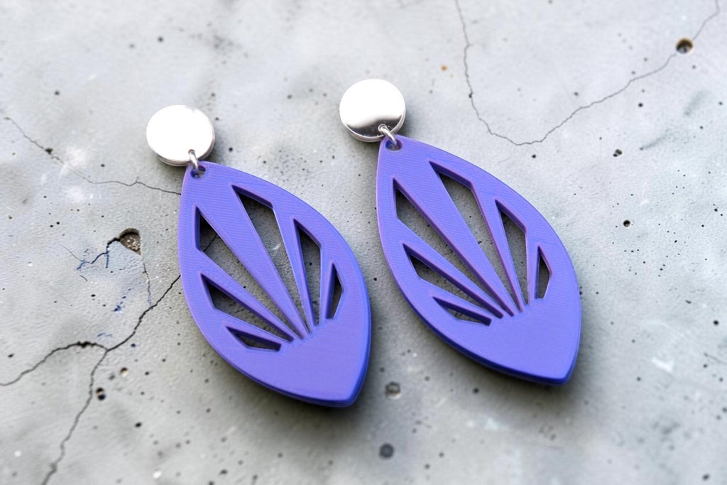 RISITEC - Timeless By Design Feather Line Ohrringe in Violett mit geometrischen Ausschnitten und Edelstahlsteckern