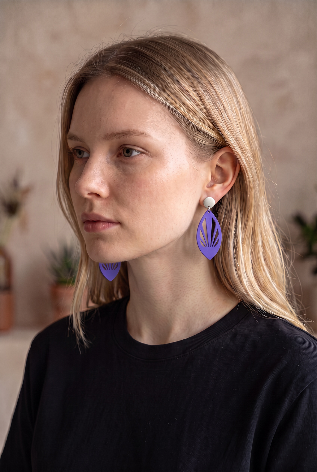RISITEC - Timeless By Design Feather Line Ohrringe in Violett mit Edelstahl-Steckern an einem Model