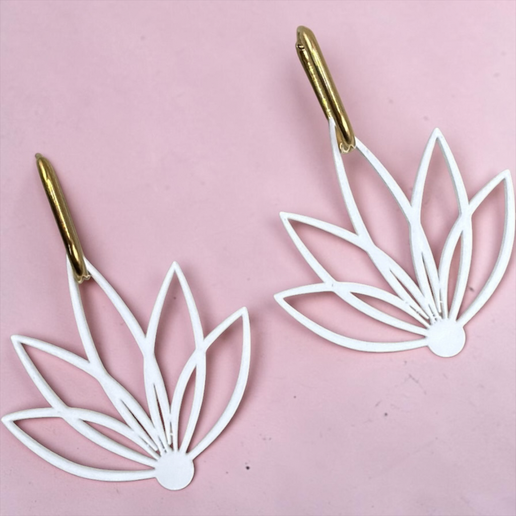 RISITEC - Timeless By Design Bloom Line Ohrringe mit weißen floralen Anhängern und 18K vergoldeten ovalen Creolen