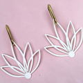 RISITEC - Timeless By Design Bloom Line Ohrringe mit weißen floralen Anhängern und 18K vergoldeten ovalen Creolen