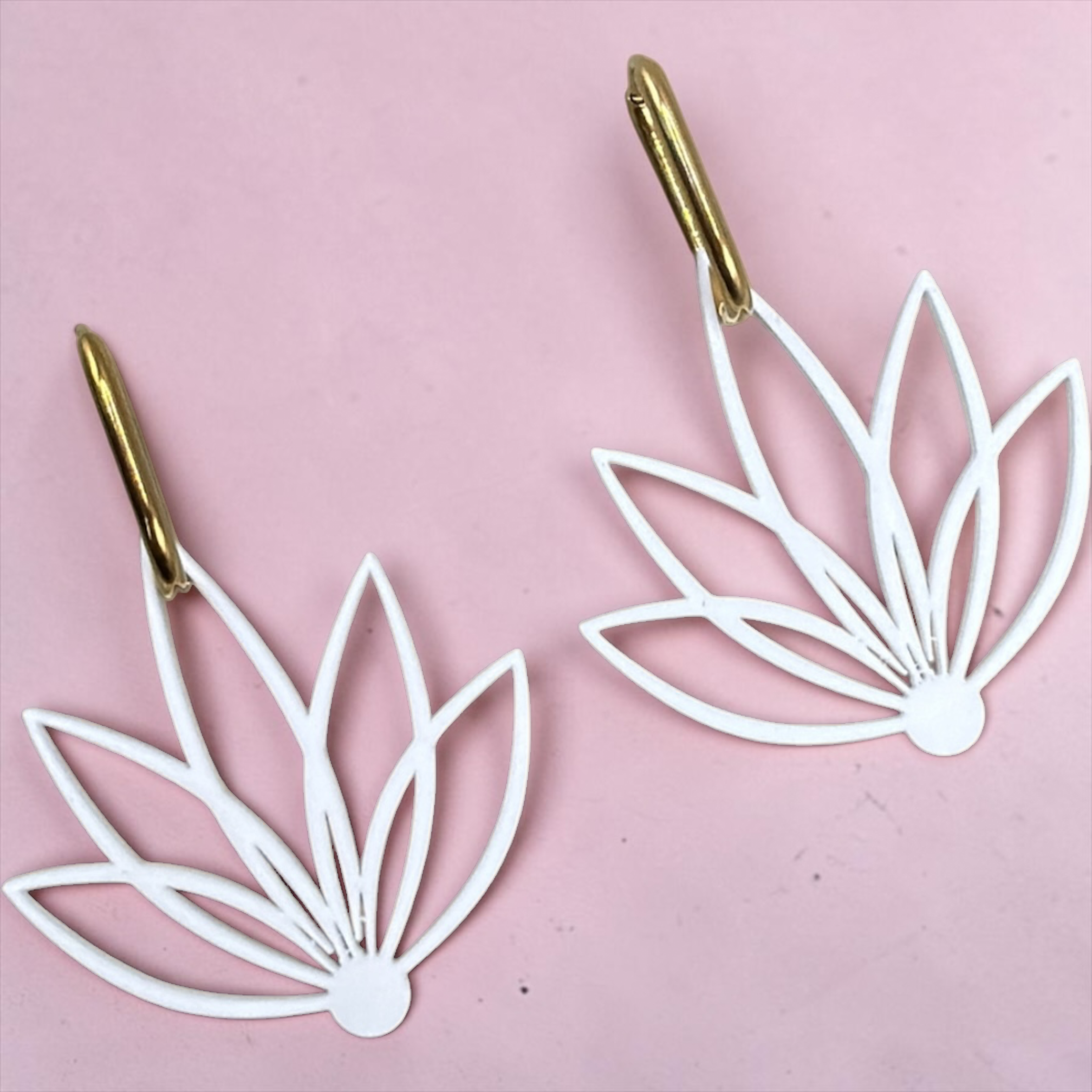 RISITEC - Timeless By Design Bloom Line Ohrringe mit weißen floralen Anhängern und 18K vergoldeten ovalen Creolen