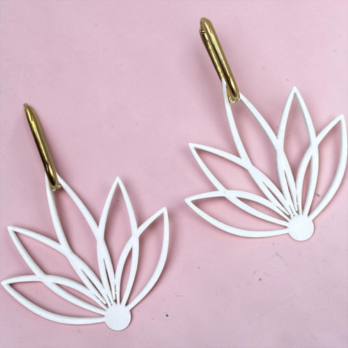 RISITEC - Timeless By Design Bloom Line Ohrringe mit weißen floralen Anhängern und 18K vergoldeten ovalen Creolen