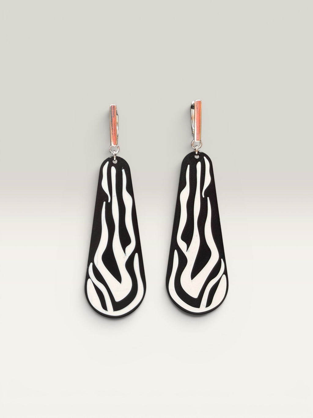 RISITEC - Timeless By Design Zebra Line Ohrringe mit schwarz-weißem Zebramuster und silberfarbenen Brisuren