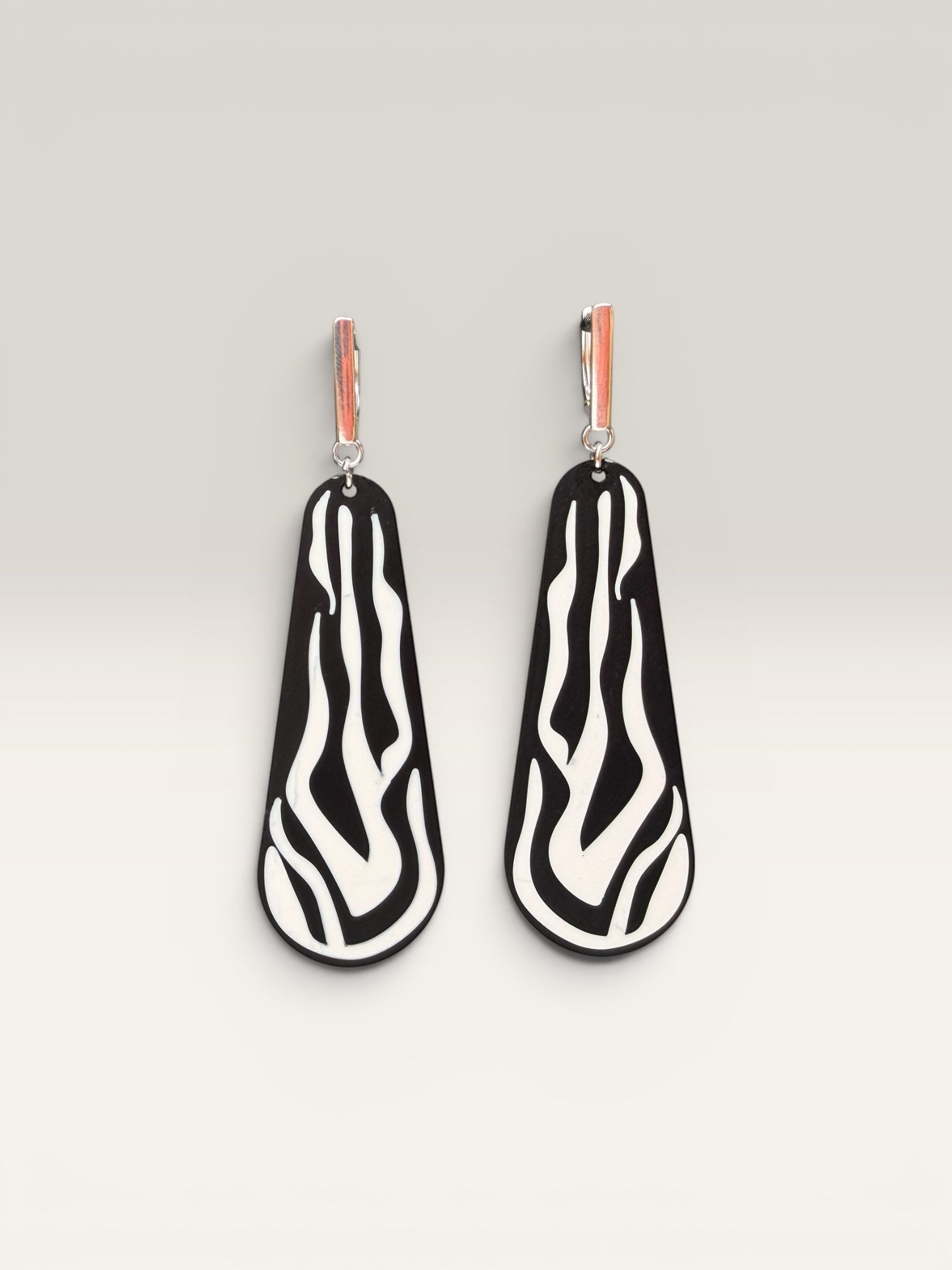 RISITEC - Timeless By Design Zebra Line Ohrringe mit schwarz-weißem Zebramuster und silberfarbenen Brisuren