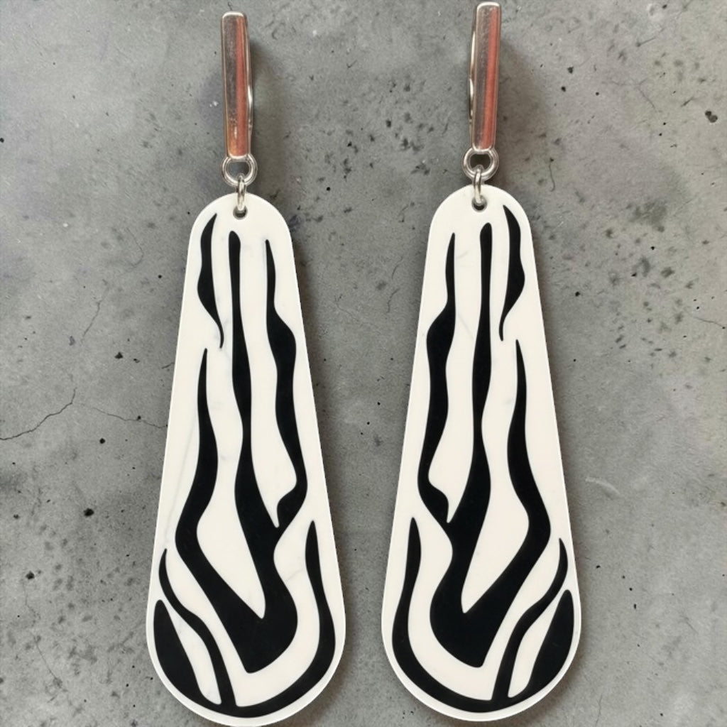 RISITEC - Timeless By Design Zebra Line Ohrringe mit schwarz-weißem Zebramuster und silberfarbenen Brisuren